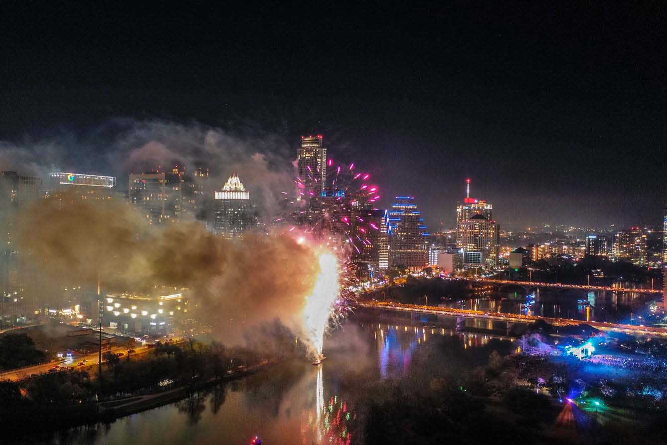 Fireworks over Town Lake. Austin New Year's celebration at Auditorium Shores. Photo: Justin Snider - Rock Studios.