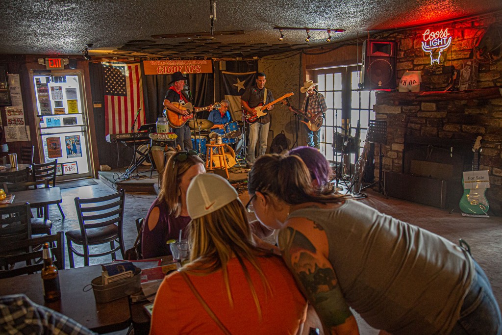 Giddy Up's - South Austin Live Music Honky Tonk Bar